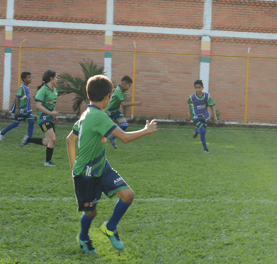 Niños Jugando, pertenecientes a las escuelas de Fomacion Deportiva del Área Metropolitana de Cúcuta