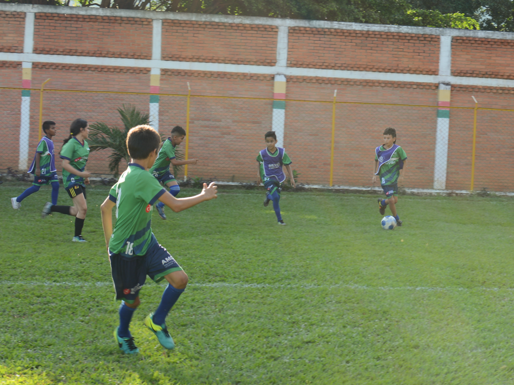 Niños Jugando, pertenecientes a las escuelas de Fomacion Deportiva del Área Metropolitana de Cúcuta