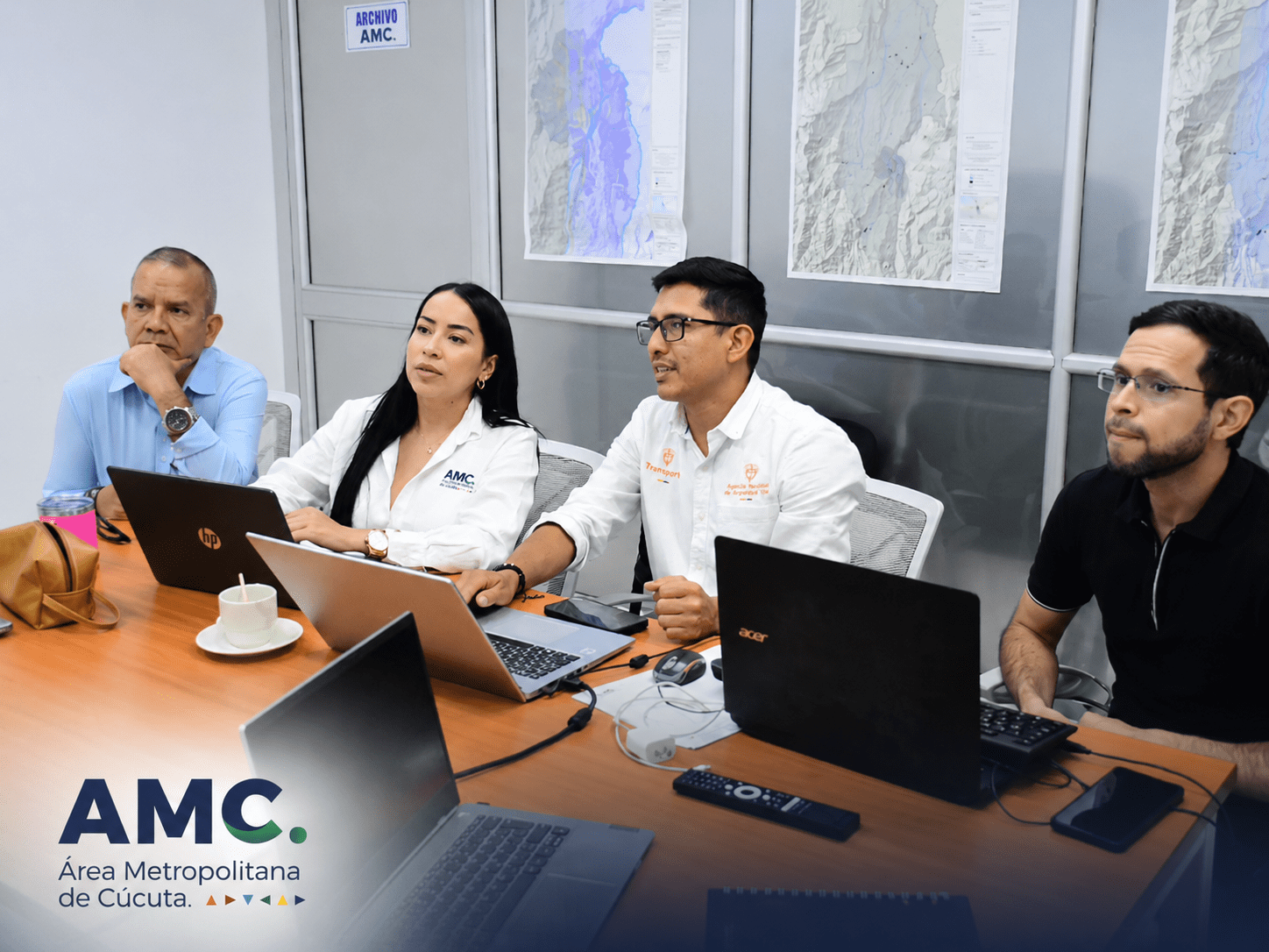 Equipo del Área Metropolitana de Cúcuta y delegado de la ANSV reunidos alrededor de una mesa de trabajo con computadores portátiles.
